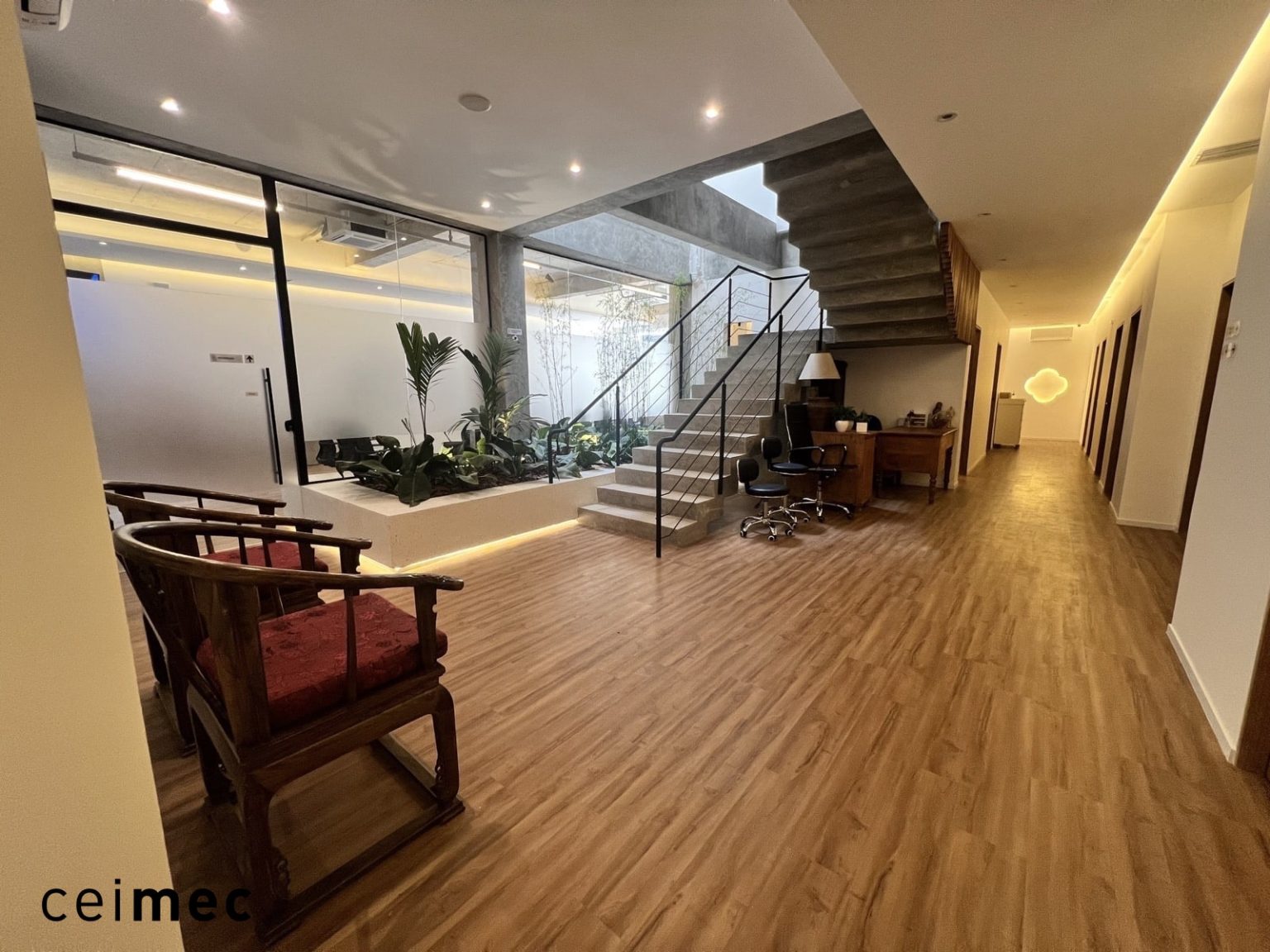 Escadaria, circulação interna e salas do CEIMEC na Alameda Jaú 687