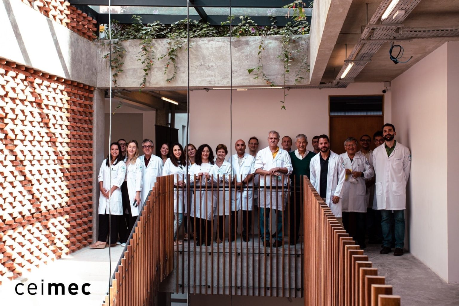 Equipe e alunos do CEIMEC em atividade de formação médica