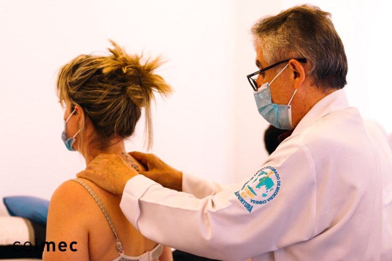Aula prática de acupuntura médica no CEIMEC