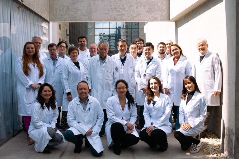 Equipe do CEIMEC reunida em area externa da escola