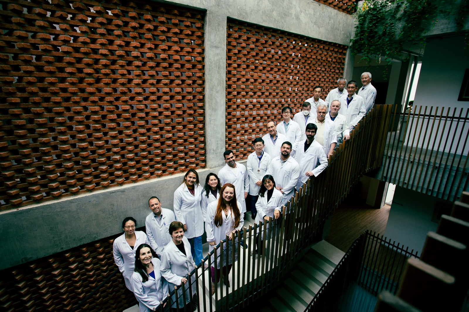 Grupo de alunos e docentes em atividade presencial do CEIMEC