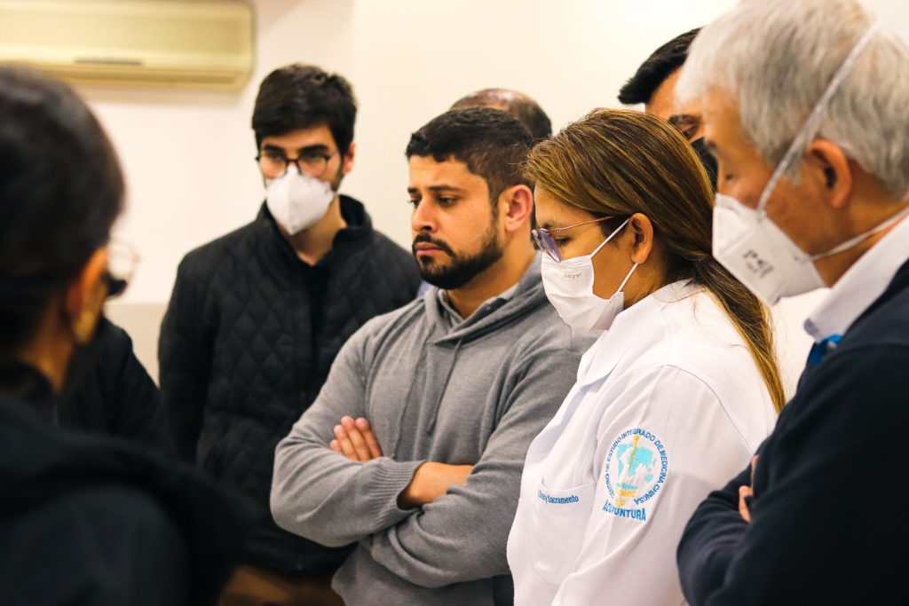 Médicos acompanham discussão prática durante aula no CEIMEC