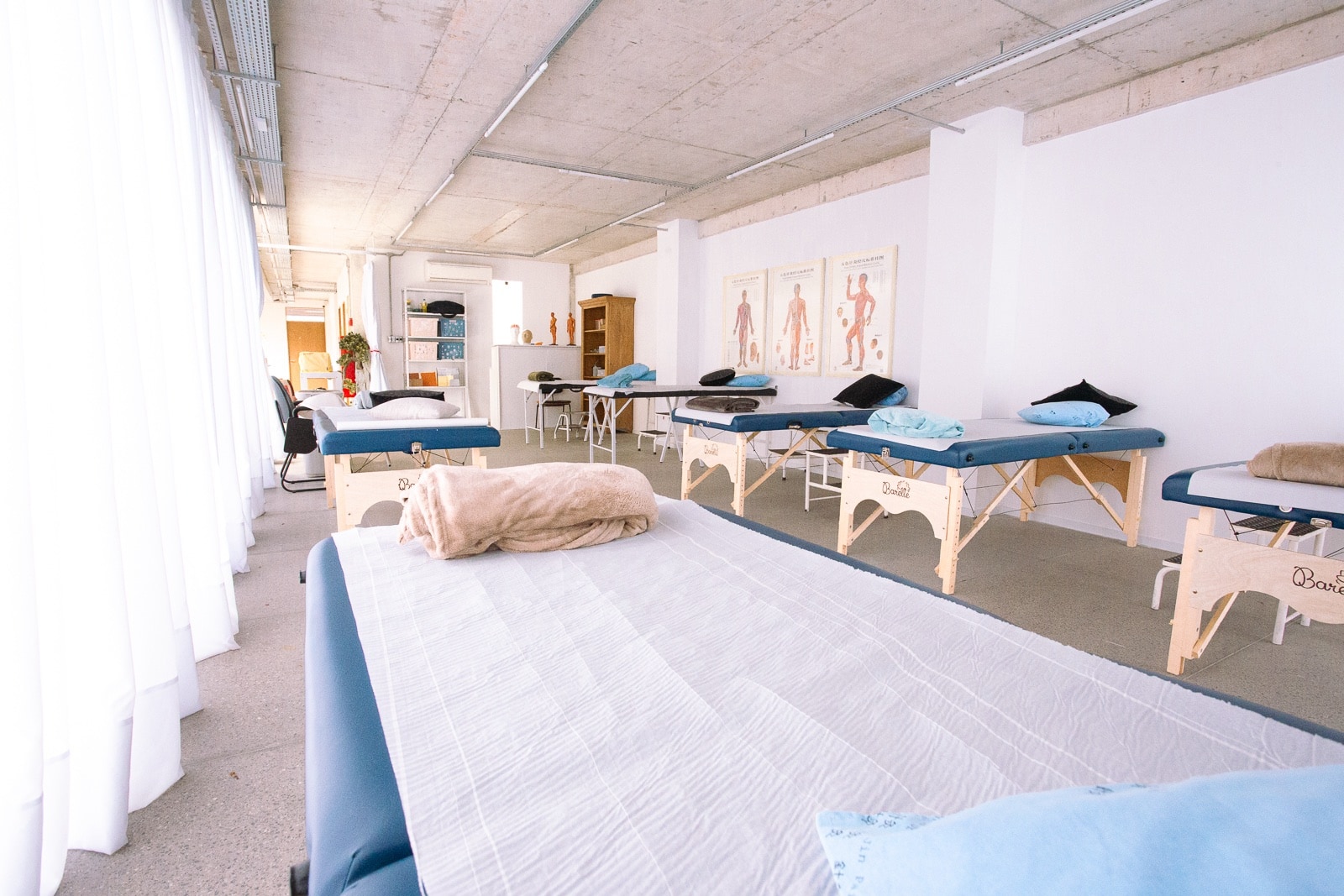 Sala de atendimento preparada para avaliação médica