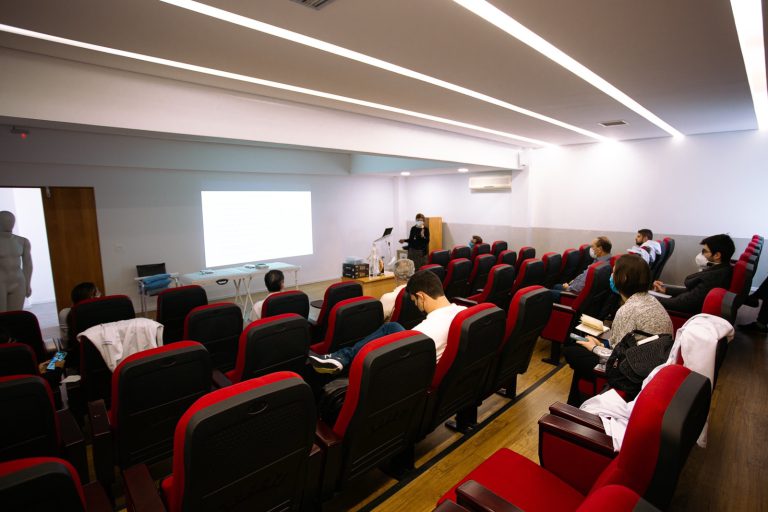 Aula teórica do CEIMEC em auditório com alunos