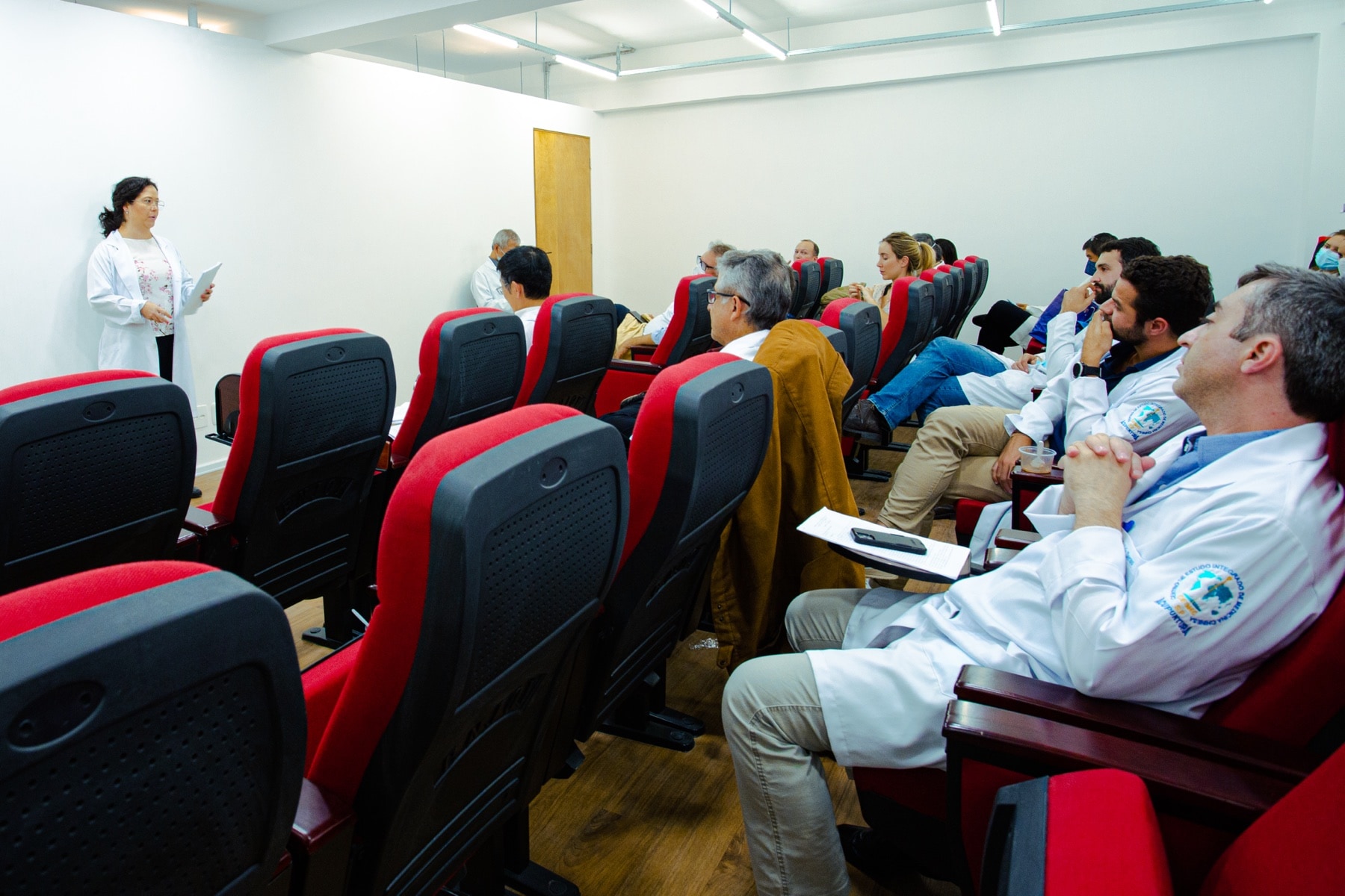 Turma do CEIMEC durante aula presencial em auditório