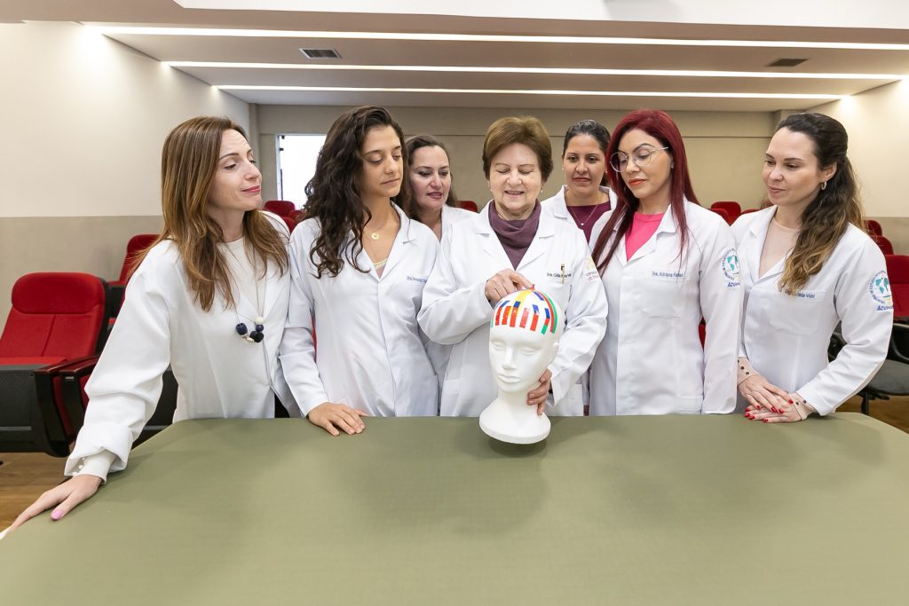 Equipe em aula com modelo anatomico no CEIMEC