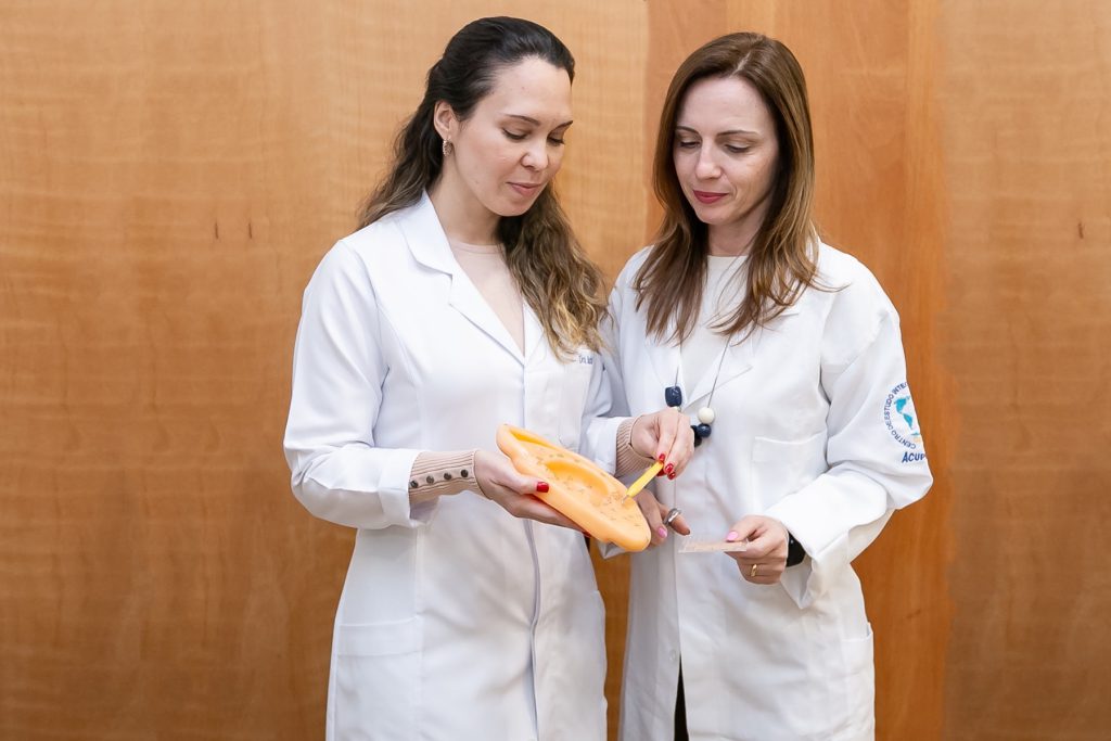 Médicas em aula prática de acupuntura no CEIMEC