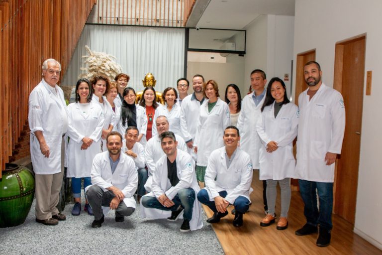 Turma do CEIMEC reunida em sala de aula pratica
