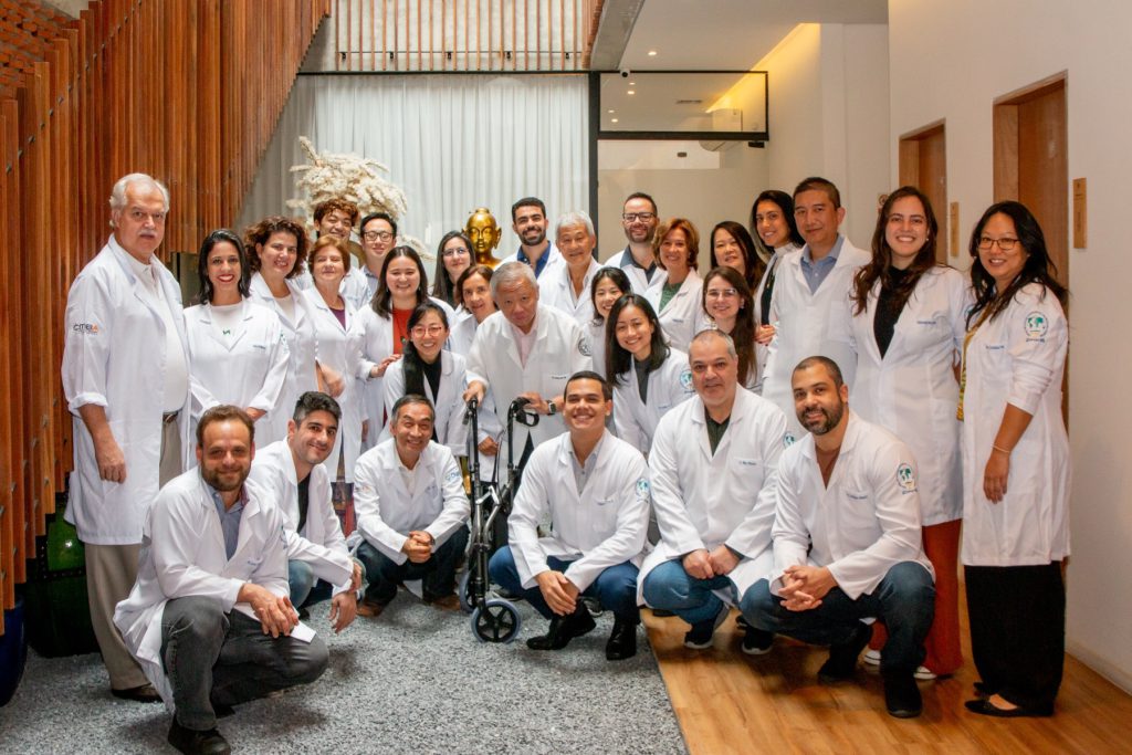 Turma do CEIMEC reunida com jalecos em ambiente de aula