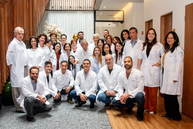 Turma do CEIMEC reunida em registro institucional
