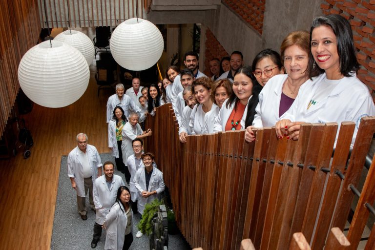 Grupo do CEIMEC reunido em escadaria interna