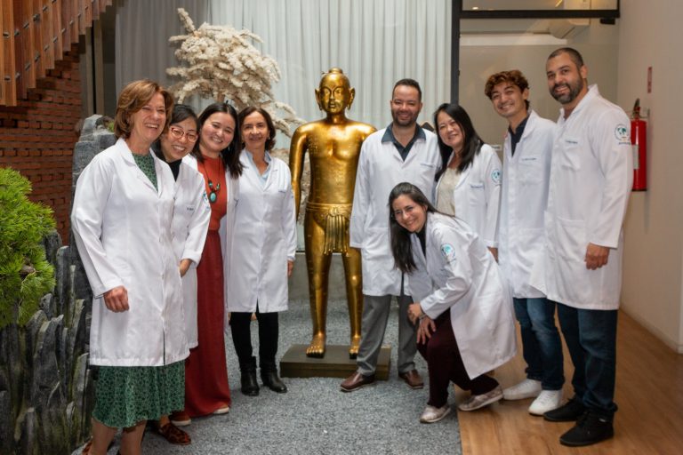 Grupo do CEIMEC reunido em area interna com modelo anatomico