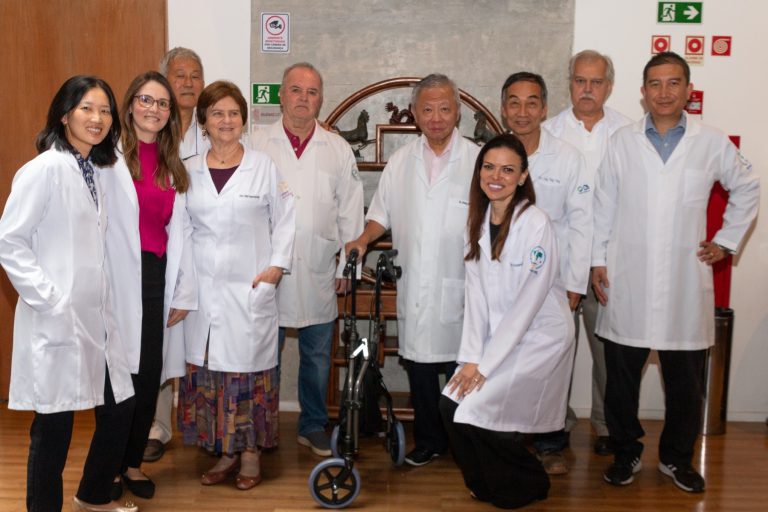 Grupo de docentes e participantes em ambiente do CEIMEC