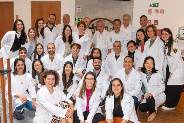 Grande grupo do CEIMEC reunido em ambiente interno