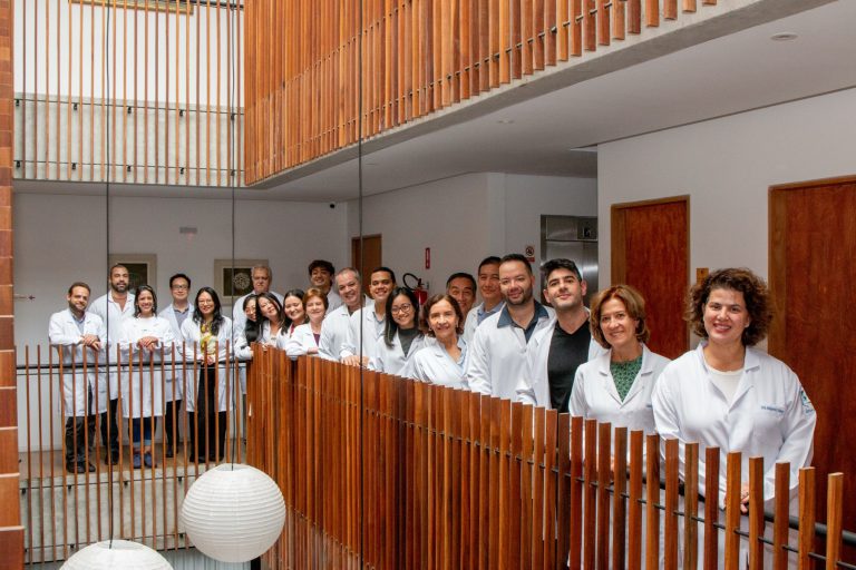 Turma do CEIMEC reunida na escadaria interna