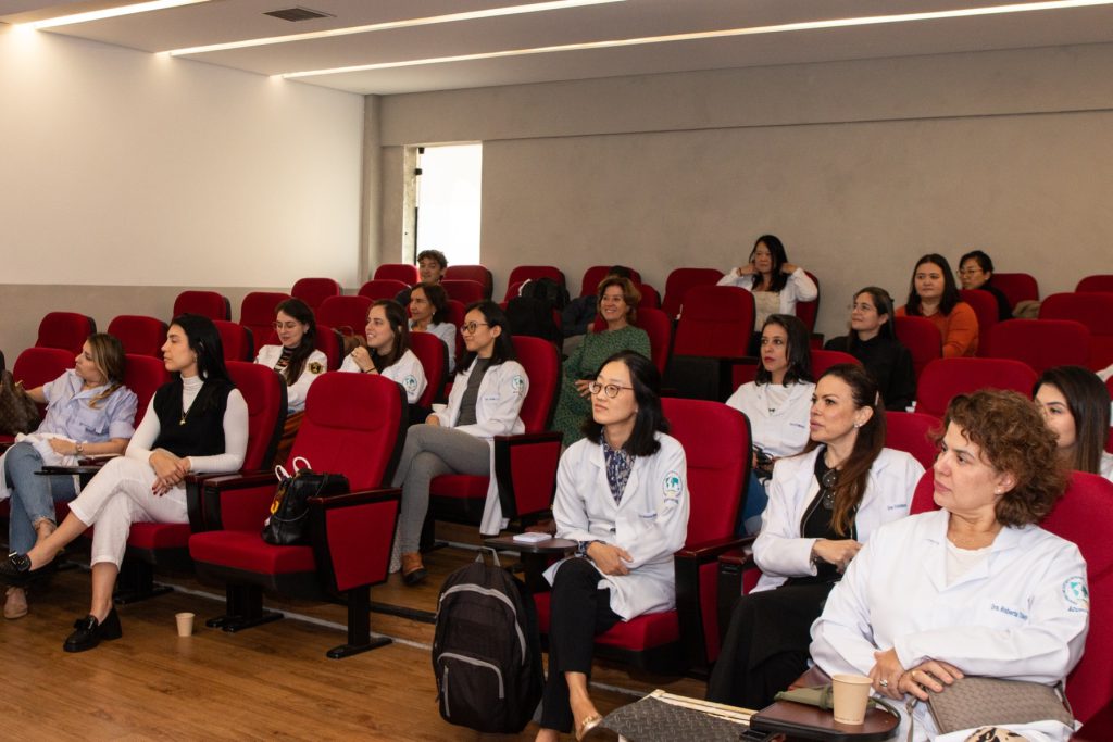 Alunos acompanham aula presencial em auditorio do CEIMEC