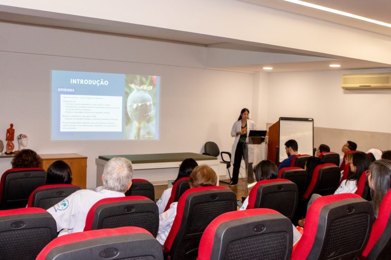 Professora apresenta aula presencial para turma do CEIMEC