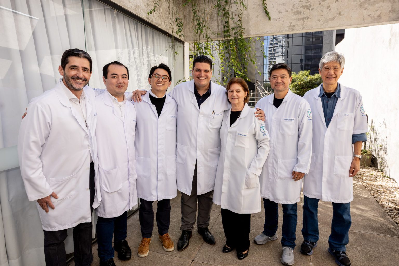 Corpo docente do CEIMEC reunido na área externa da sede