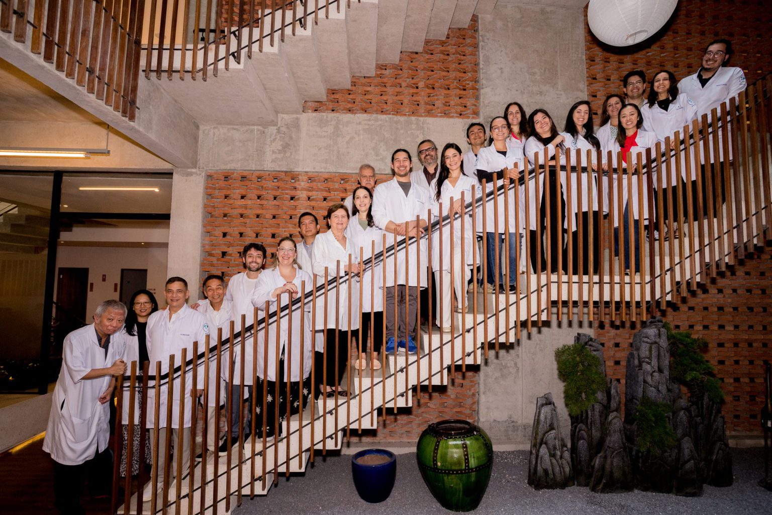 Turma do CEIMEC alinhada na escada interna da sede em 2025